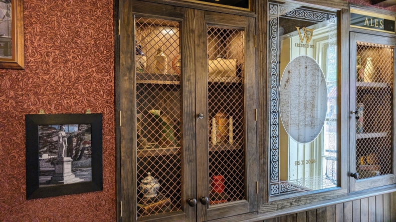 What are some resources for learning about pub architecture and history?