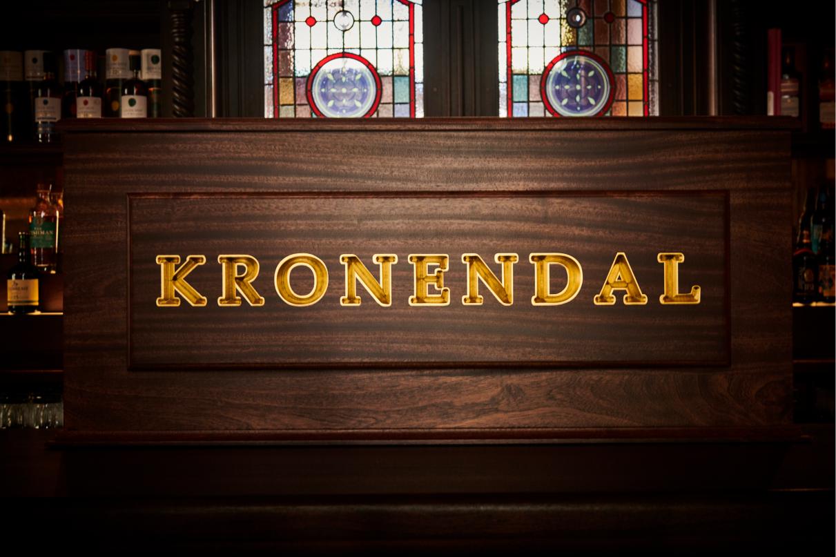 Signalétique en bois doré à la feuille d'or pour bar