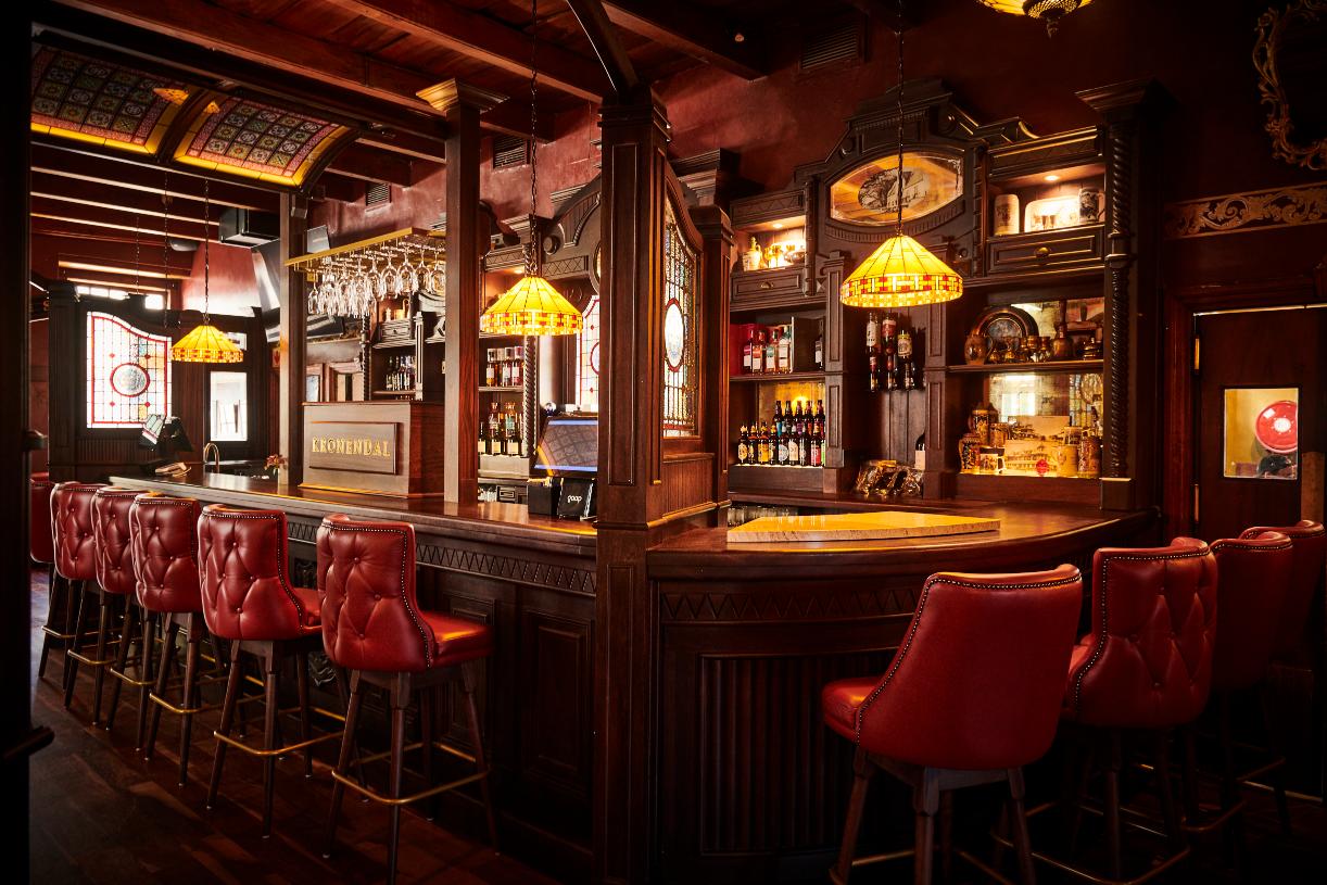 conception et fabrication de luminaires de bar, de comptoirs de bar et de paravents de bar