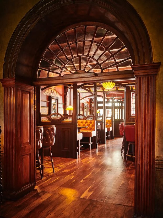 Kronendal 1713 Bar Afrique du Sud Design intérieur, encadrement de porte et vue sur le bar